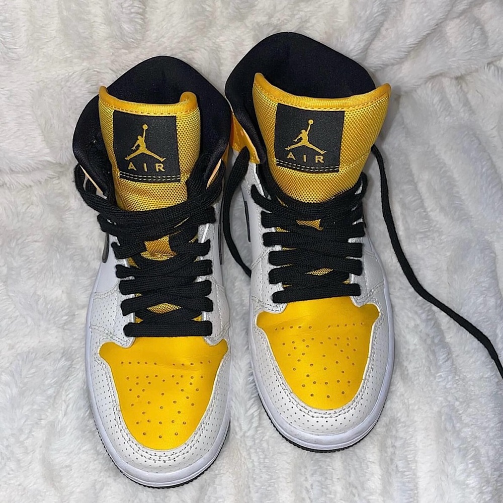 Jordan 1 Midg Perforated - White University Gold